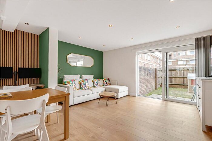 3 Bedroom Maisonette For Sale In Portia Way, Bow, London, E3