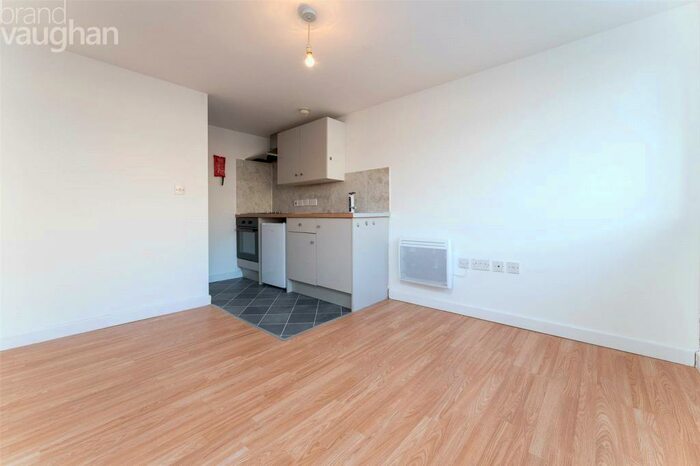 Flat To Rent In Railway Road, Newhaven, East Sussex, BN9