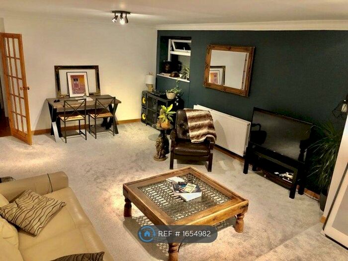 2 Bedroom Flat To Rent In Grange Road, London, SE19