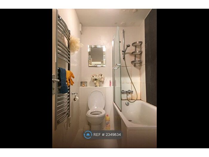 2 Bedroom Flat To Rent In Blackdown Close, London, N2