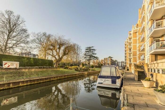 2 Bedroom Flat To Rent In Thamespoint, Fairways, Teddington, TW11