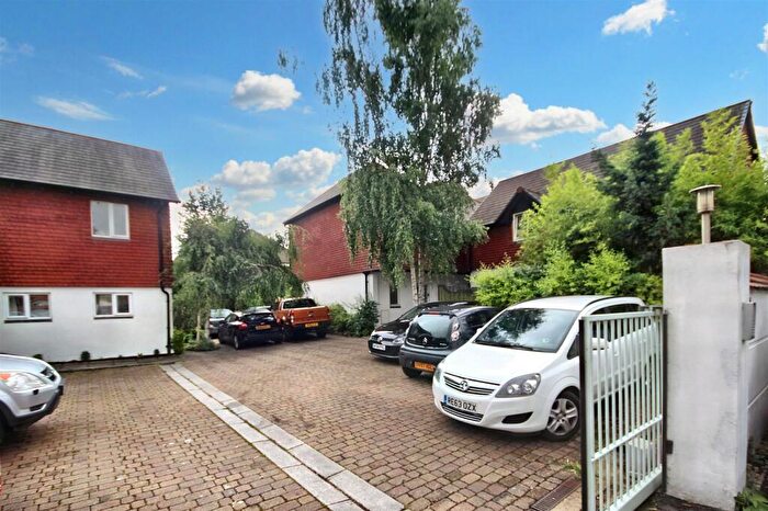 3 Bedroom House To Rent In Sonic Court, Guildford, GU1