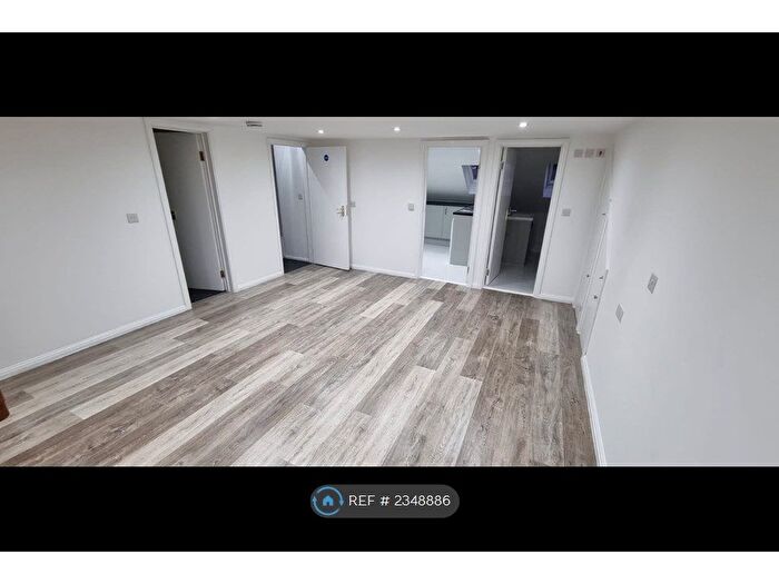 1 Bedroom Flat To Rent In The Drive, Slough, SL3