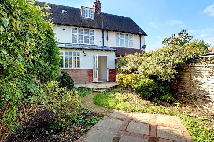 3 Bedroom Terraced House For Sale In Fowlers Walk, Ealing, W5