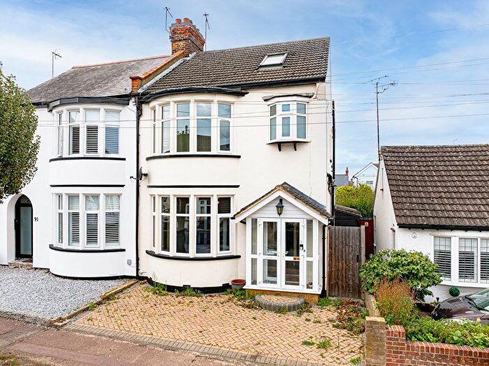 4 Bedroom Semi-detached House For Sale In Dundonald Drive, Leigh-On-Sea, SS9