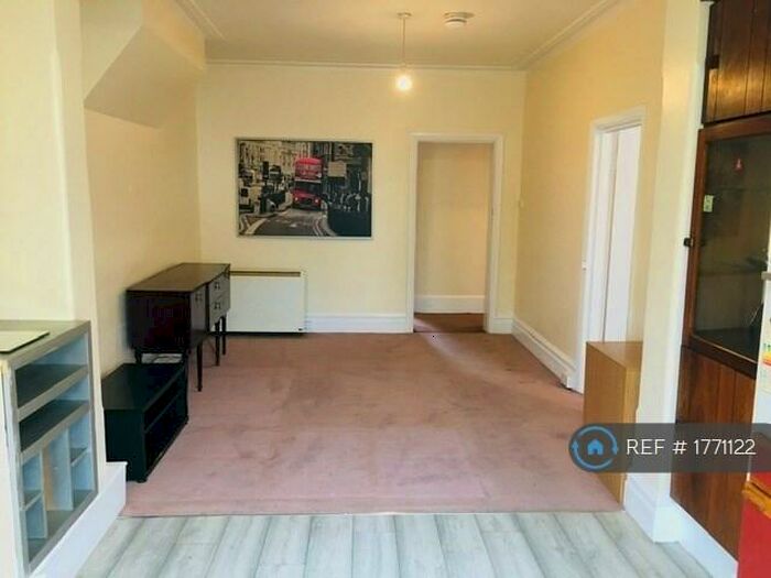 2 Bedroom Flat To Rent In Green Lanes, London, N13