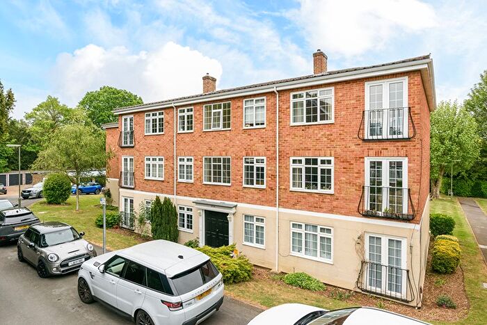 2 Bedroom Flat For Sale In Gainsborough Court, Walton-On-Thames, KT12