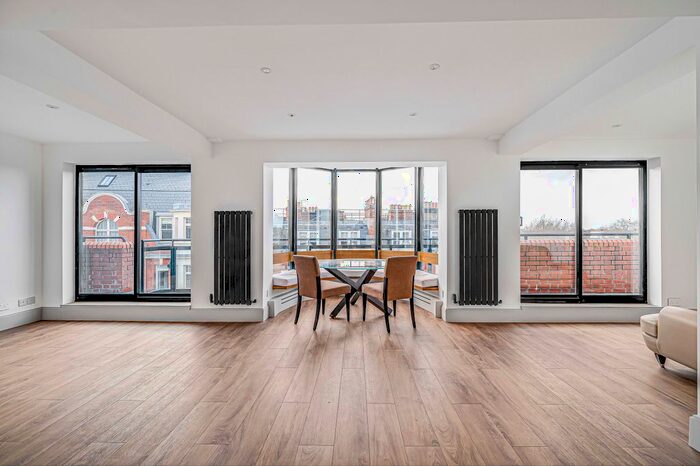 3 Bedroom Flat To Rent In Drayton Gardens, Chelsea, London, SW10