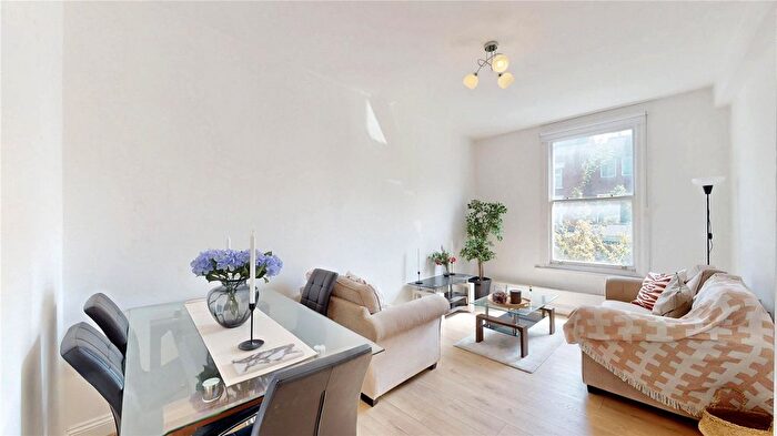 2 Bedroom Flat For Sale In Sylvester Path, Hackney Central, London, E8