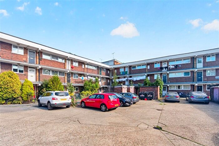 1 Bedroom Flat For Sale In Chelmsford Road, South Woodford, E18