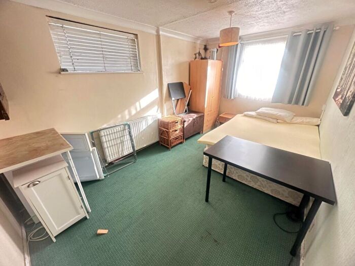 Studio To Rent In Plumpton Close, Luton, Bedfordshire, LU2