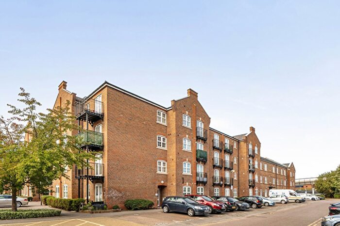 2 Bedroom Flat For Sale In Summers House, Coxhill Way, Aylesbury, HP21