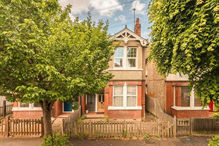 2 Bedroom Flat For Sale In Auckland Road, Kingston Upon Thames, KT1