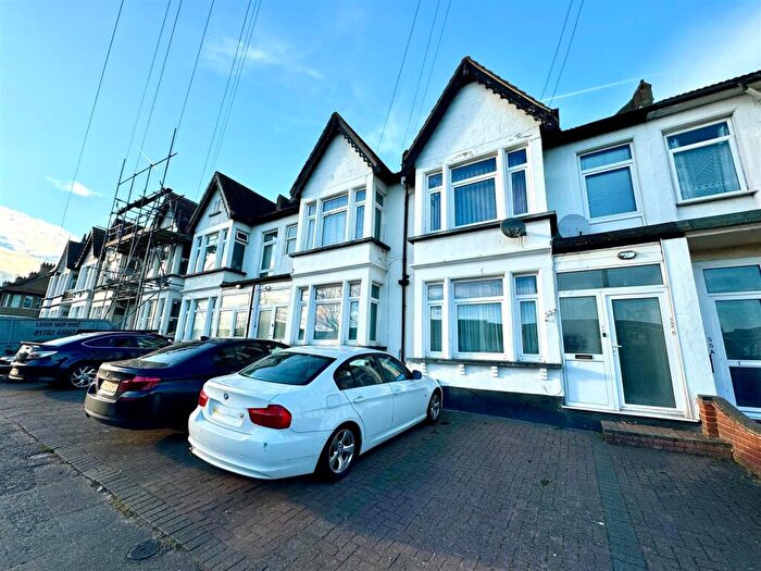 2 Bedroom Apartment For Sale In Woodgrange Drive, Southend-on-Sea, SS1