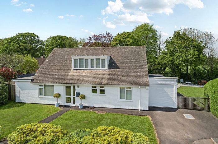 4 Bedroom Bungalow For Sale In Meadow Bank, Kilmington, Axminster, EX13