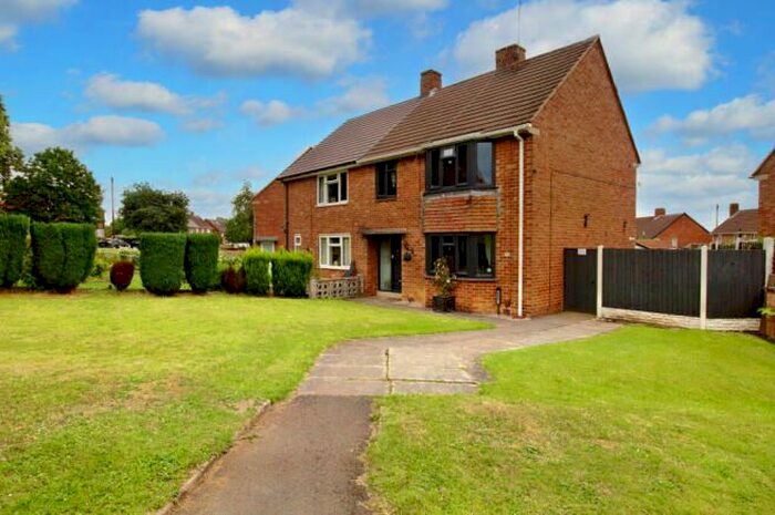 3 Bedroom Semi-Detached House To Rent In St. Johns Road, Chesterfield, S41