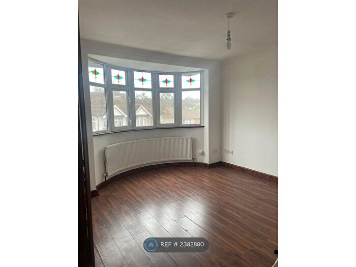 2 Bedroom Flat To Rent In Horns Road, Ilford, IG6