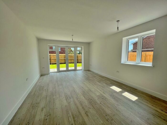 3 Bedroom Chalet For Sale In Eastfield Lane, Ringwood, Hampshire., BH24