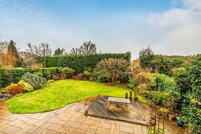 4 Bedroom Detached House For Sale In Meadowside, Great Bookham, KT23