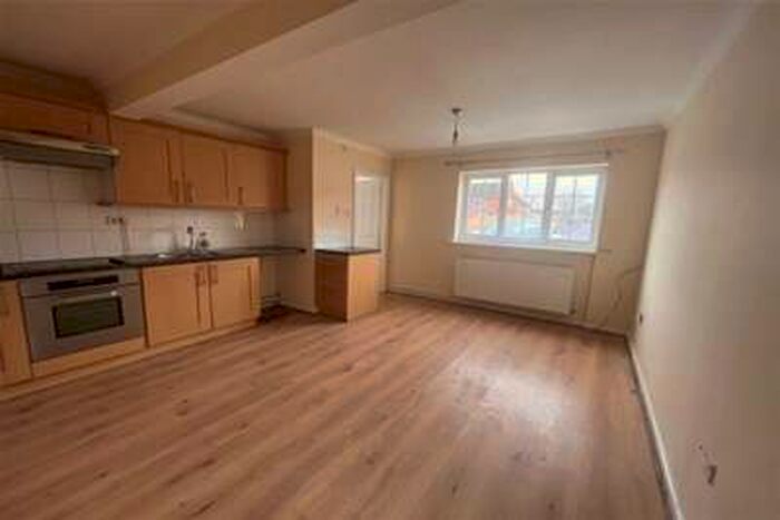 Flat To Rent In Studio Flat, Lyttleton Avenue, Bromsgrove, B60
