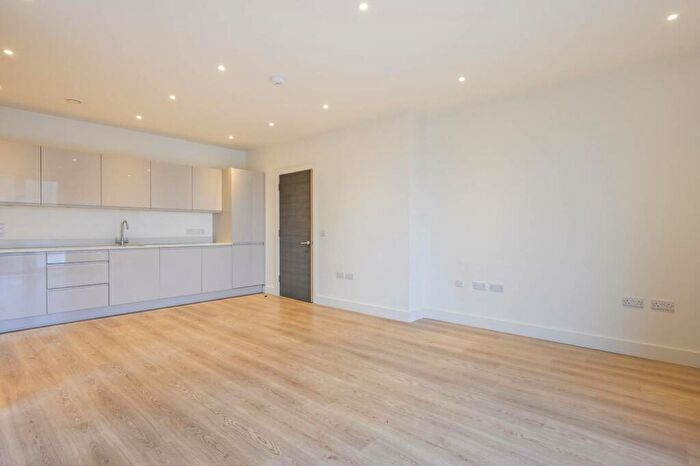 2 Bedroom Flat To Rent In Deauville Close, , Canary Wharf, London, E14