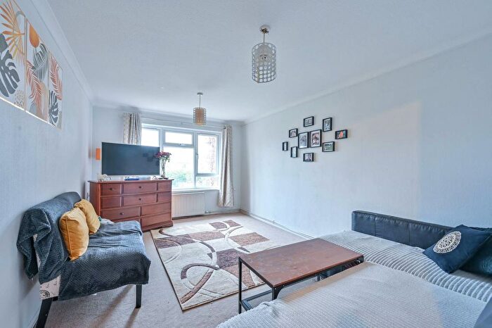 1 Bedroom Flat For Sale In School Close, Guildford, GU1