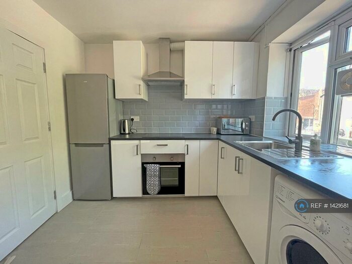 3 Bedroom Flat To Rent In Charlton Court, London, E2