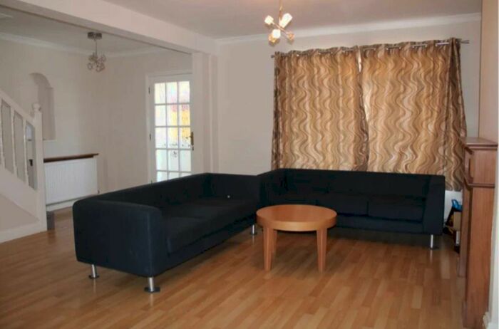 3 Bedroom Semi-Detached House To Rent In Evelyns Close, Uxbridge, UB8