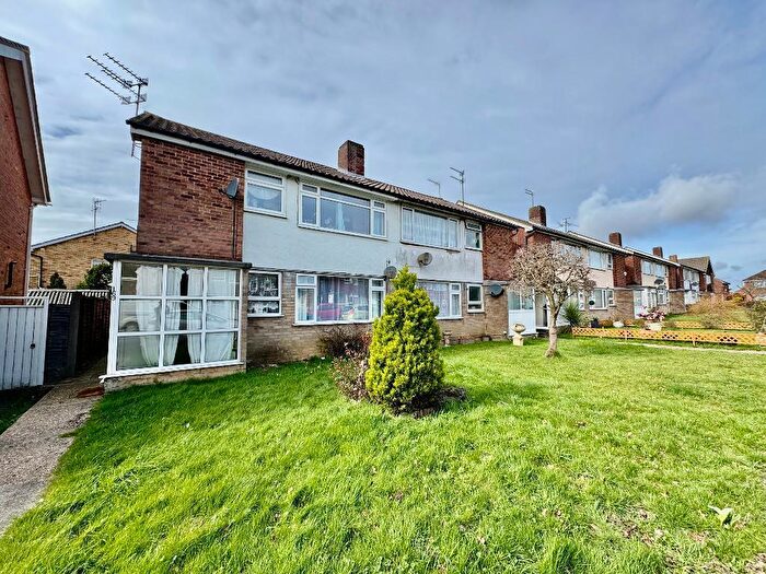 2 Bedroom Maisonette For Sale In Birchen Grove, Round Green, Luton, Bedfordshire, LU2
