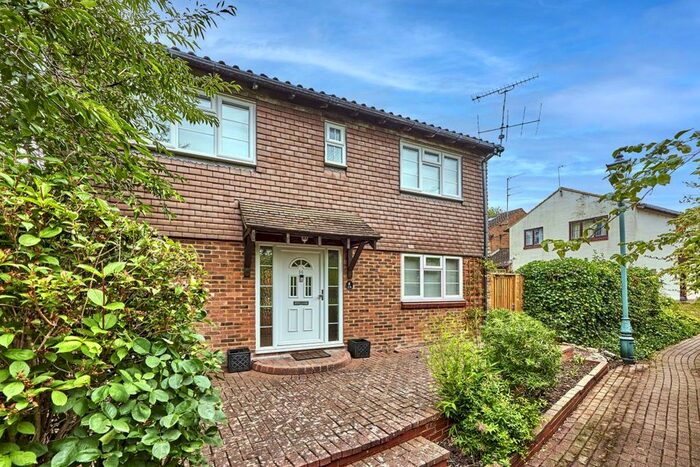 4 Bedroom Property To Rent In Kingfisher Close, St Albans, Herts, AL4