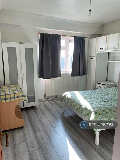 3 Bedroom Flat To Rent In Bronti Close, London, SE17