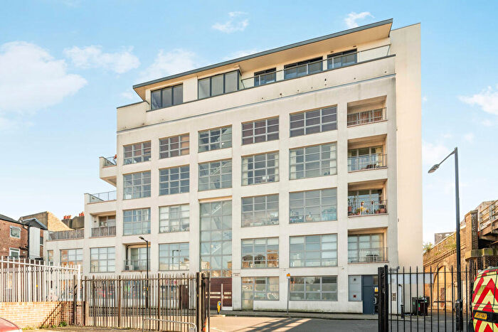 1 Bedroom Apartment For Sale In Bethwin Road, London, SE5