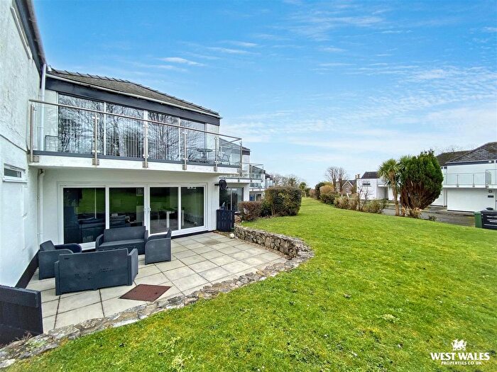 2 Bedroom Flat For Sale In Coedrath Park, Saundersfoot, SA69