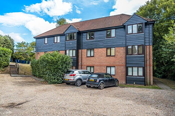 1 Bedroom Flat For Sale In Brook House, Fairview Gardens, Farnham, Surrey, GU9