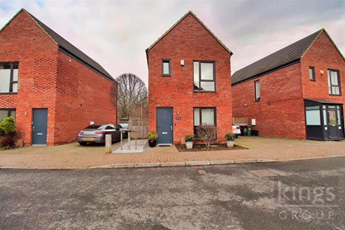 3 Bedroom Detached House For Sale In Markwick Avenue, Cheshunt, Waltham Cross, EN8