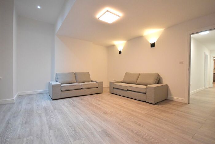 3 Bedroom Flat To Rent In Parklands Road, London, SW16