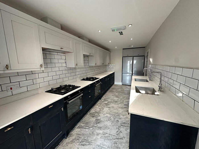 6 Bedroom Semi-Detached House To Rent In Hmo Or Supported Living Suitable. Rainham Road, Kent, ME5