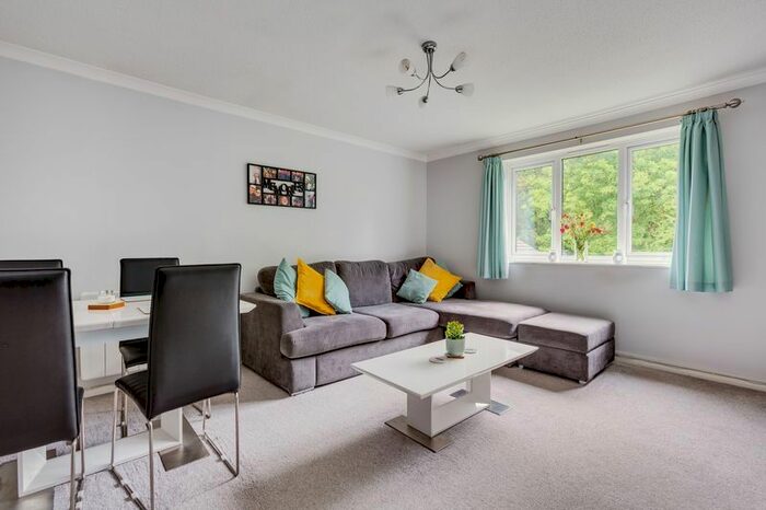 2 Bedroom Flat To Rent In Percy Gardens, Old Malden, Worcester Park KT4