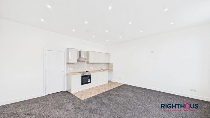 3 Bedroom Flat To Rent In Northgate, Cleckheaton, BD19