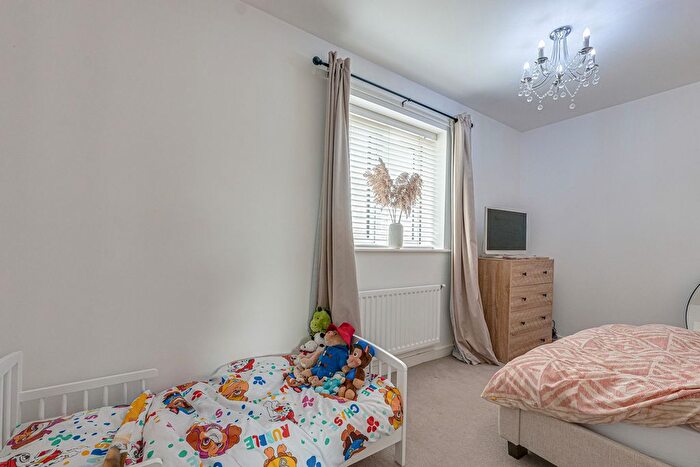 1 Bedroom Flat For Sale In Elizabeth Gardens, Rochford, SS4