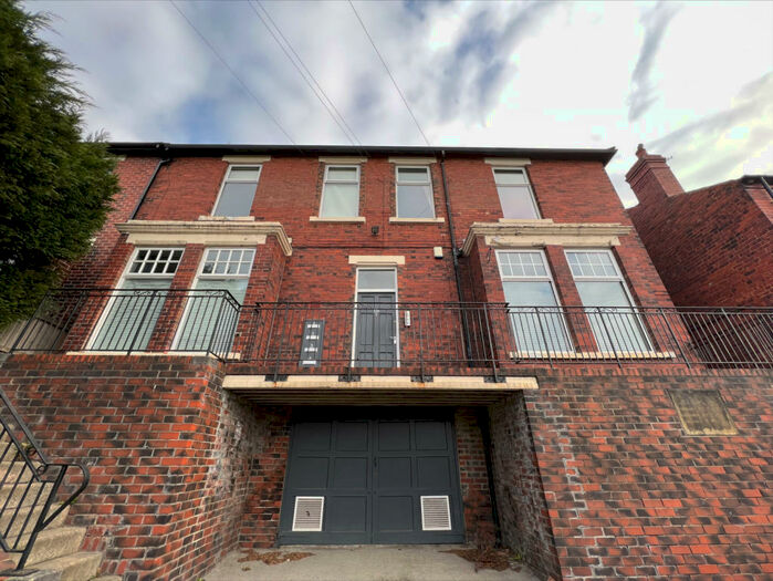 2 Bedroom Flat To Rent In Wood Lane, Rothwell, LS26