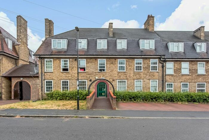 2 Bedroom Flat To Rent In Gilton Road, Catford, London, SE6