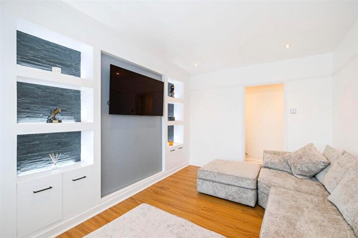 2 Bedroom Apartment To Rent In High Road, Loughton, IG10