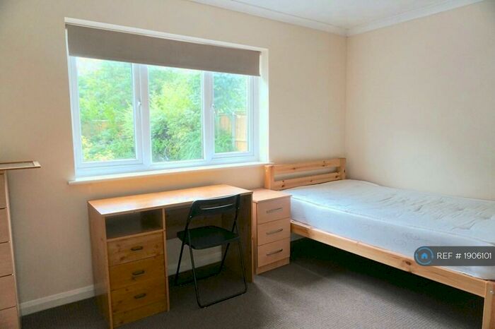 4 Bedroom Semi-Detached House To Rent In Willow Close, Canterbury, CT2