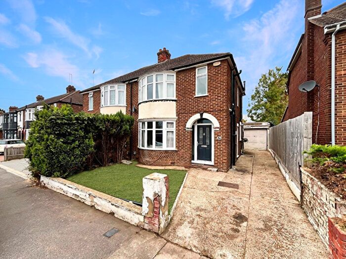 3 Bedroom Semi-Detached House For Sale In Anstee Road, Luton, Bedfordshire, LU4