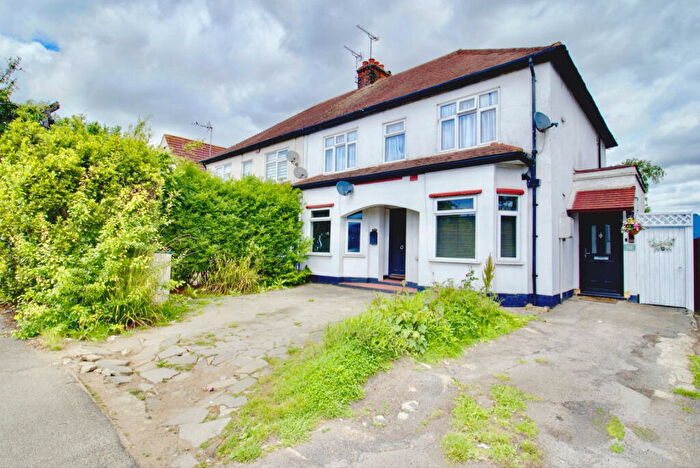 2 Bedroom Maisonette For Sale In Southend Arterial Road, Hornchurch, RM11
