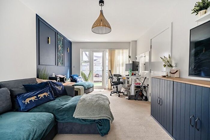 3 Bedroom Semi-Detached House For Sale In Puffin Way, Reading, Berkshire, RG2