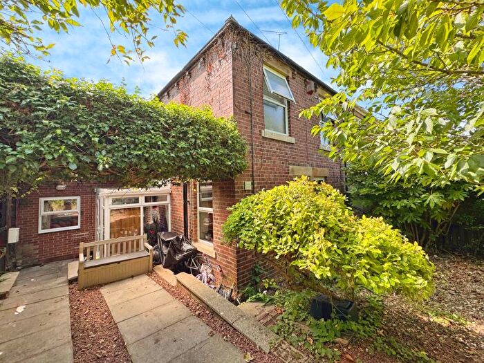 4 Bedroom Semi-Detached House For Sale In Greenside Road, Greenside, NE40
