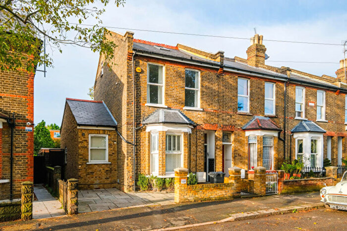 3 Bedroom Flat To Rent In Crescent Road, London, E18