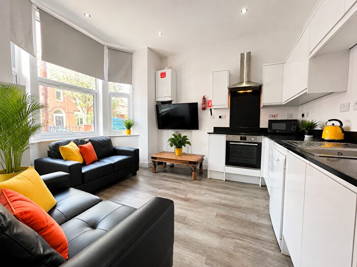 4 Bedroom Flat To Rent In Flat D, Charnwood Grove, NG2